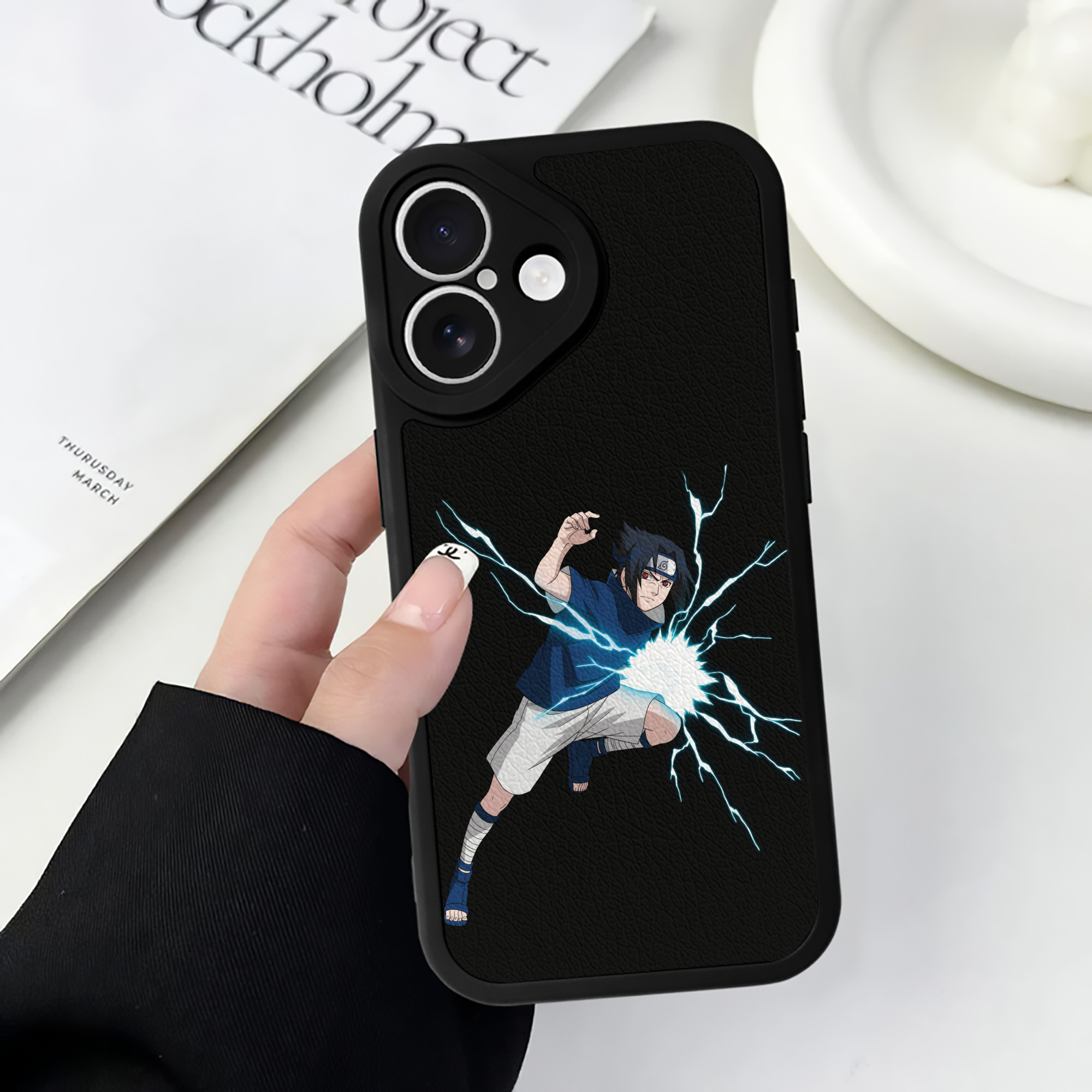 （画像用） NARUTO -ナルト- うちは サスケ Uchiha Sasuke 【iPhone 16シリーズ対応】シリコンスマホケース（レザー調） 材質：シリコン